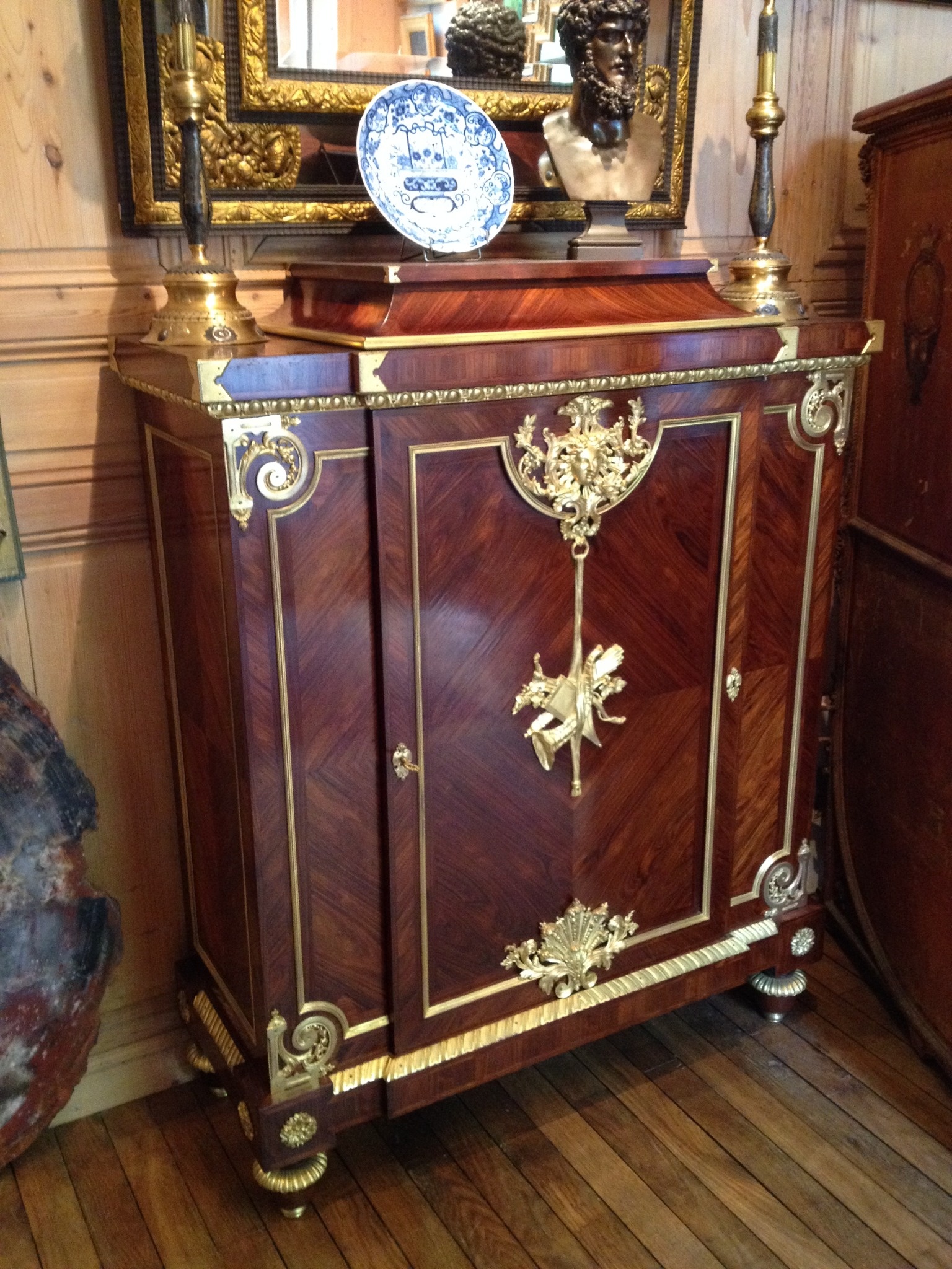 Armoire Napoléon III, bronzes dorés d'époque restaurés selon les techniques d'ébénisterie traditionnelle.