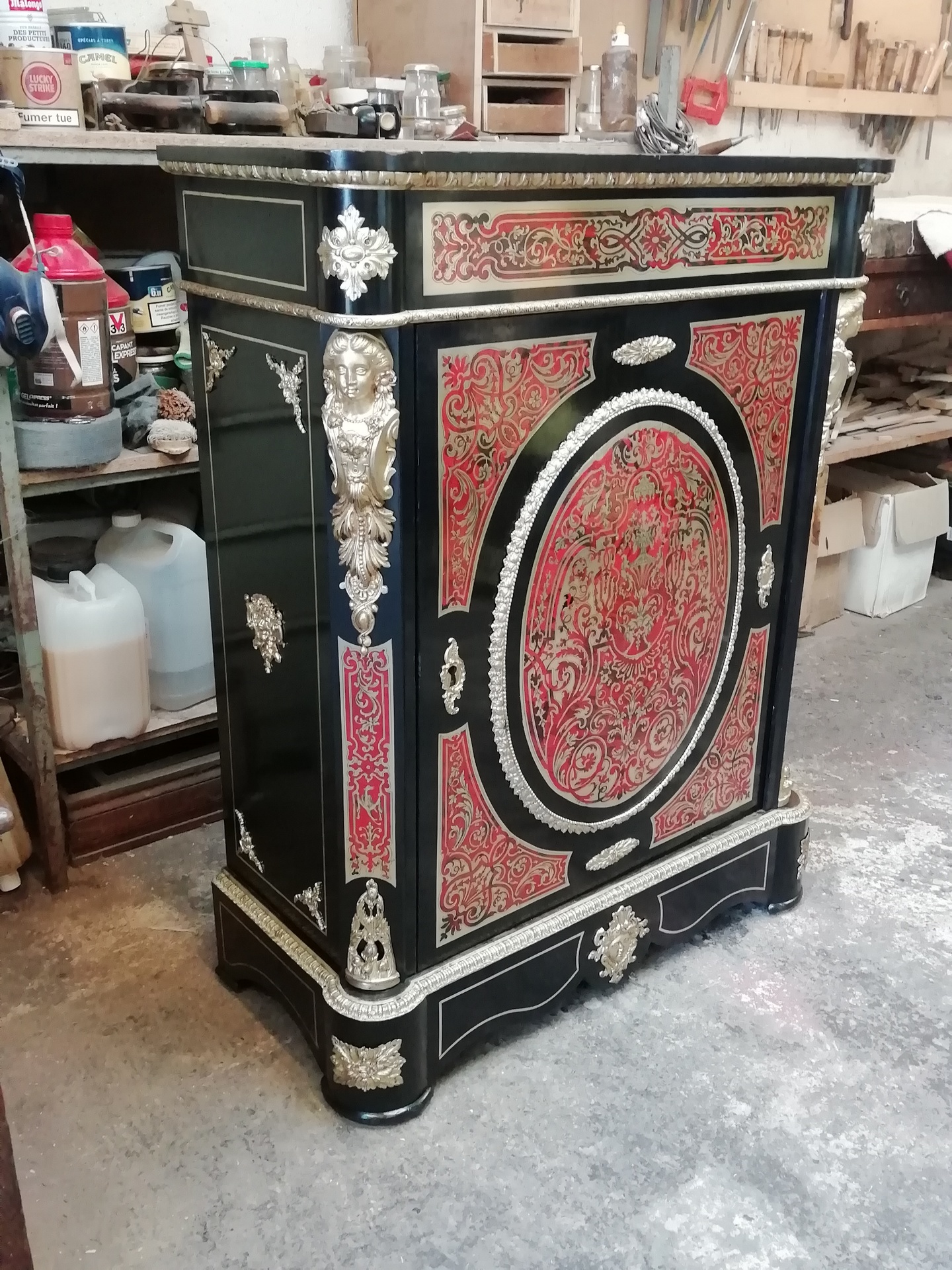 Armoire Napoléon III, bronzes dorés d'époque restaurés selon les techniques d'ébénisterie traditionnelle.