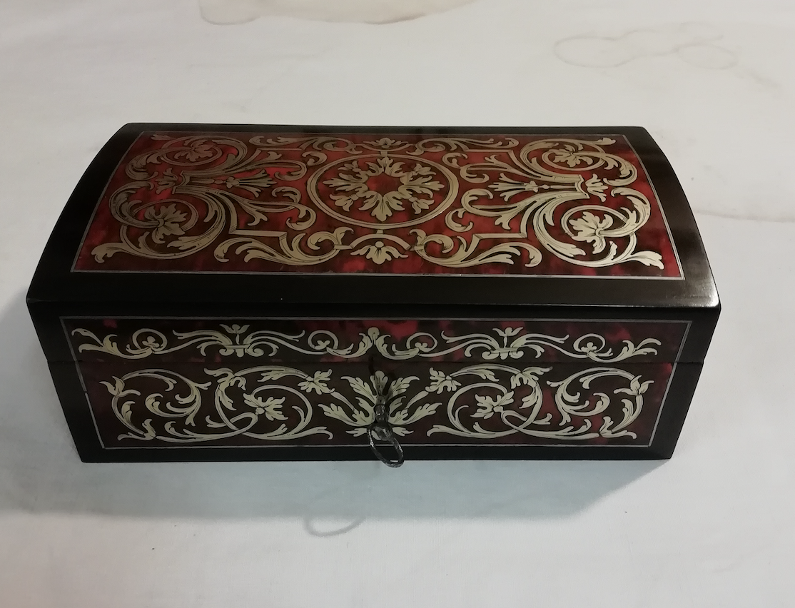 Coffret d'époque Louis XIV en bois restauré - détail avant et après restauration